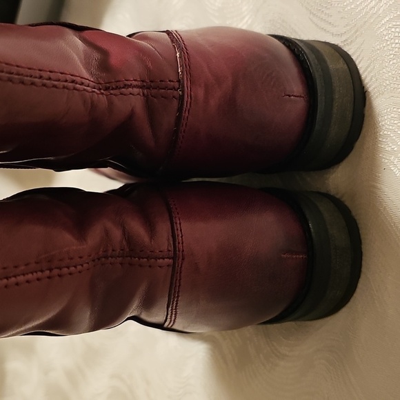 Umberto Raffini Red Heeled Boots with Polished Leather and Classic Design - Picture 6 of 12